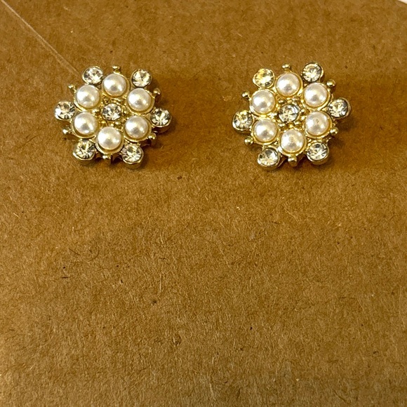 ❗4/$25❗Elegant Fashion Gold-Tone and Pearl Stud Earrings - Picture 1 of 2